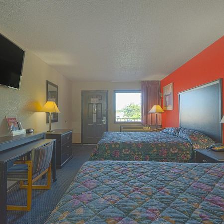 Regency Inn & Suites By Oyo Bay City Tx Екстер'єр фото