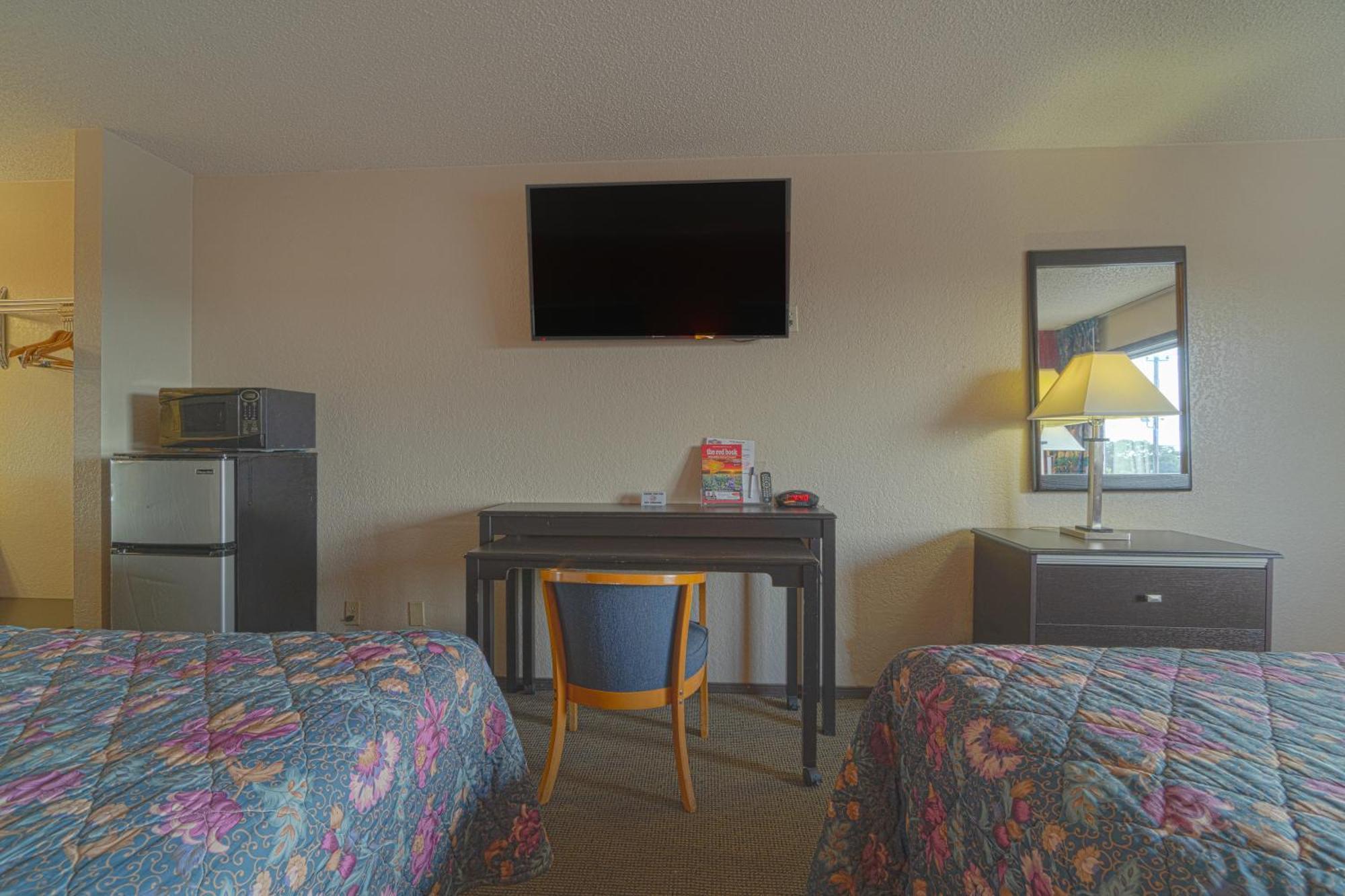 Regency Inn & Suites By Oyo Bay City Tx Екстер'єр фото