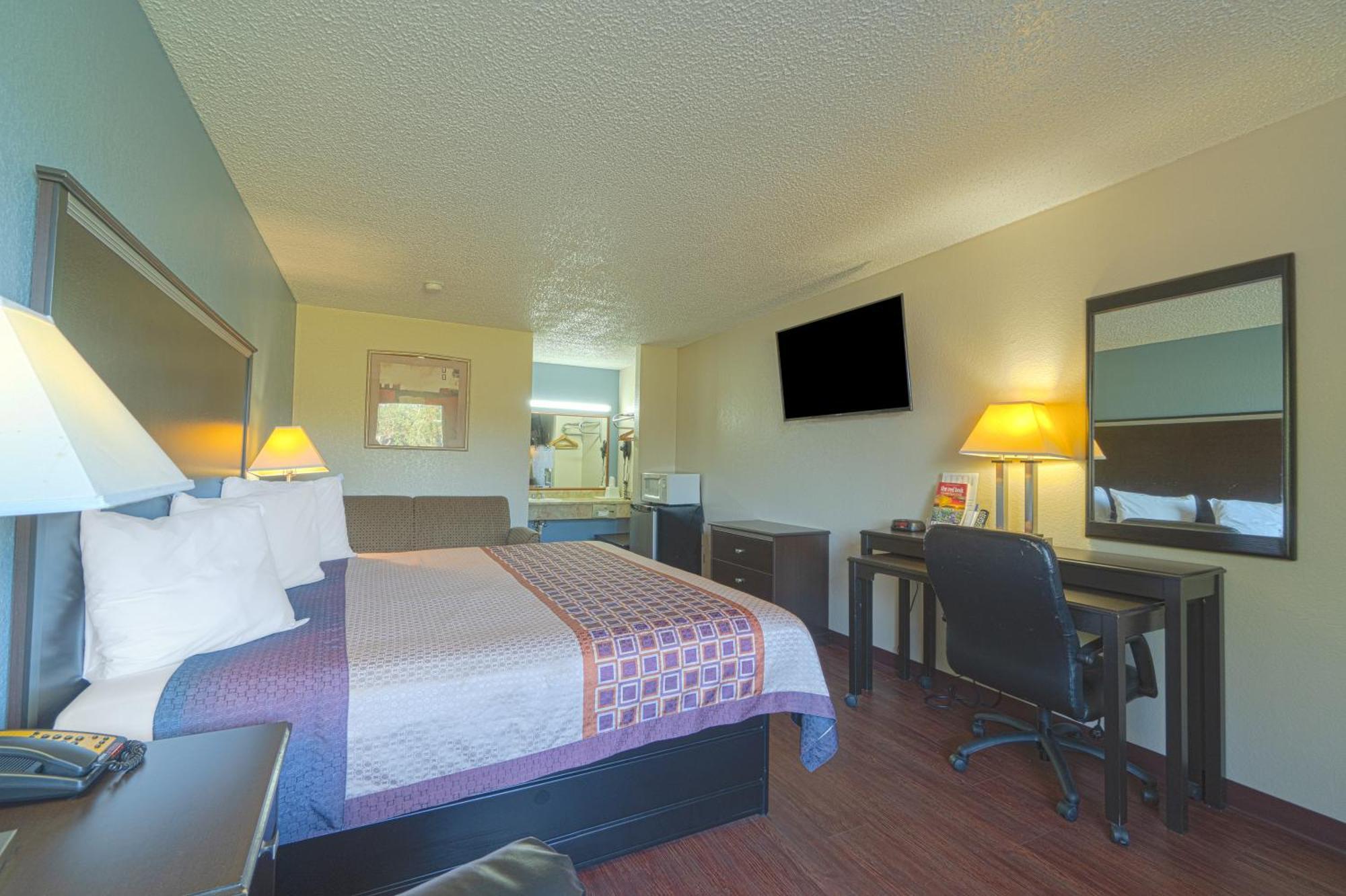 Regency Inn & Suites By Oyo Bay City Tx Екстер'єр фото