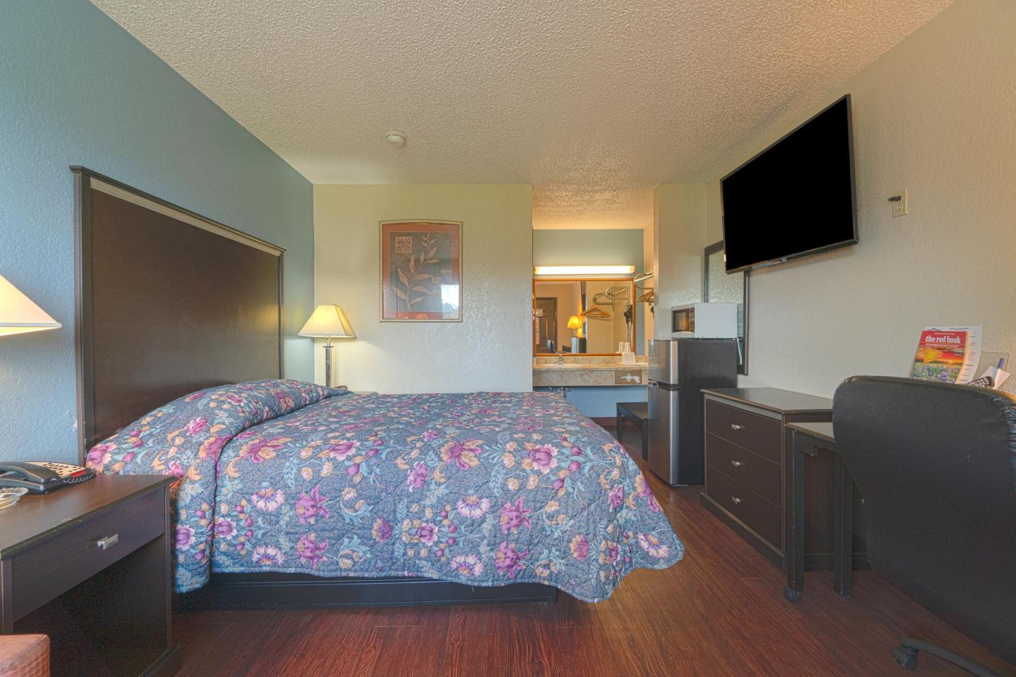Regency Inn & Suites By Oyo Bay City Tx Екстер'єр фото