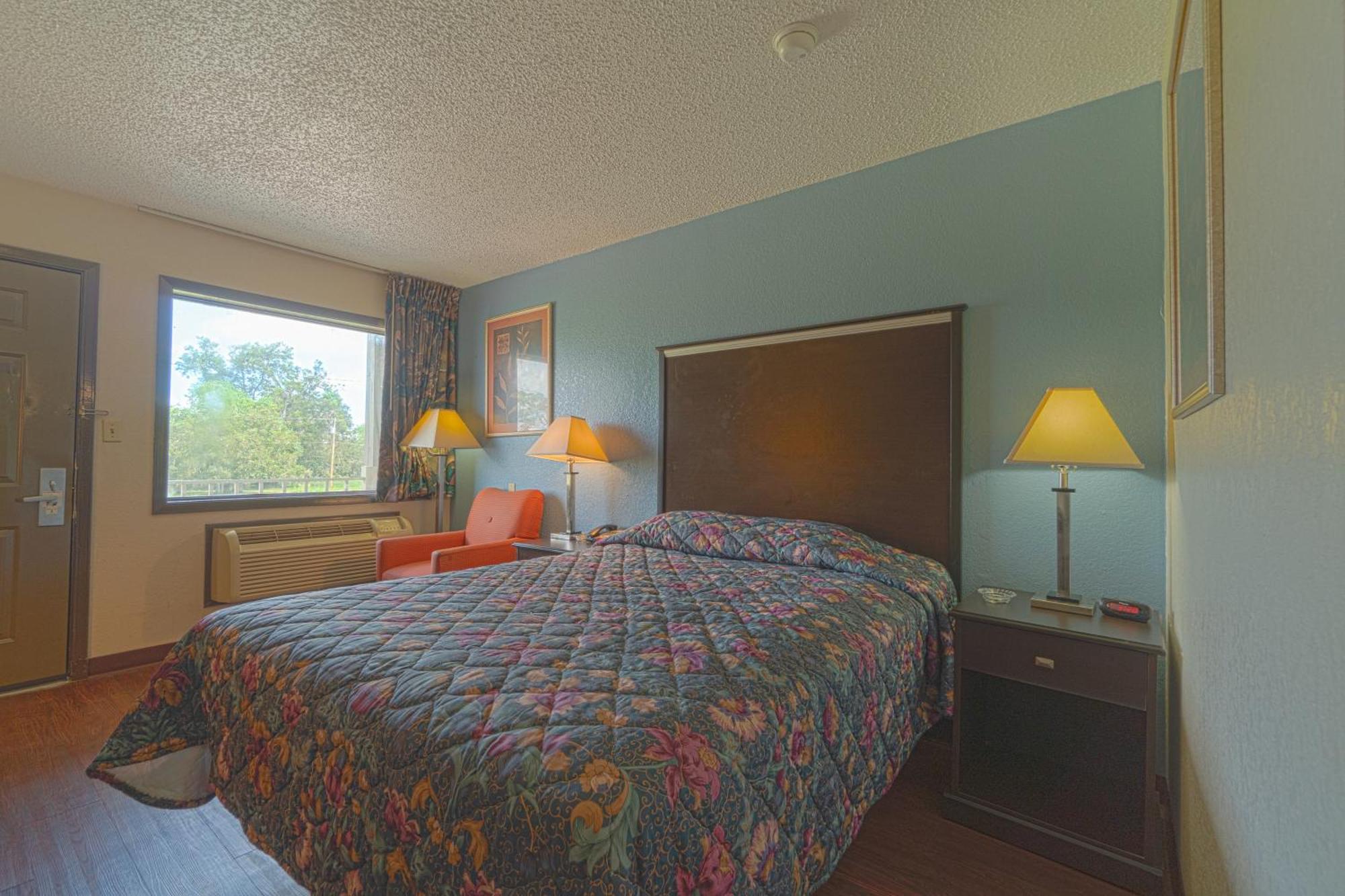 Regency Inn & Suites By Oyo Bay City Tx Екстер'єр фото