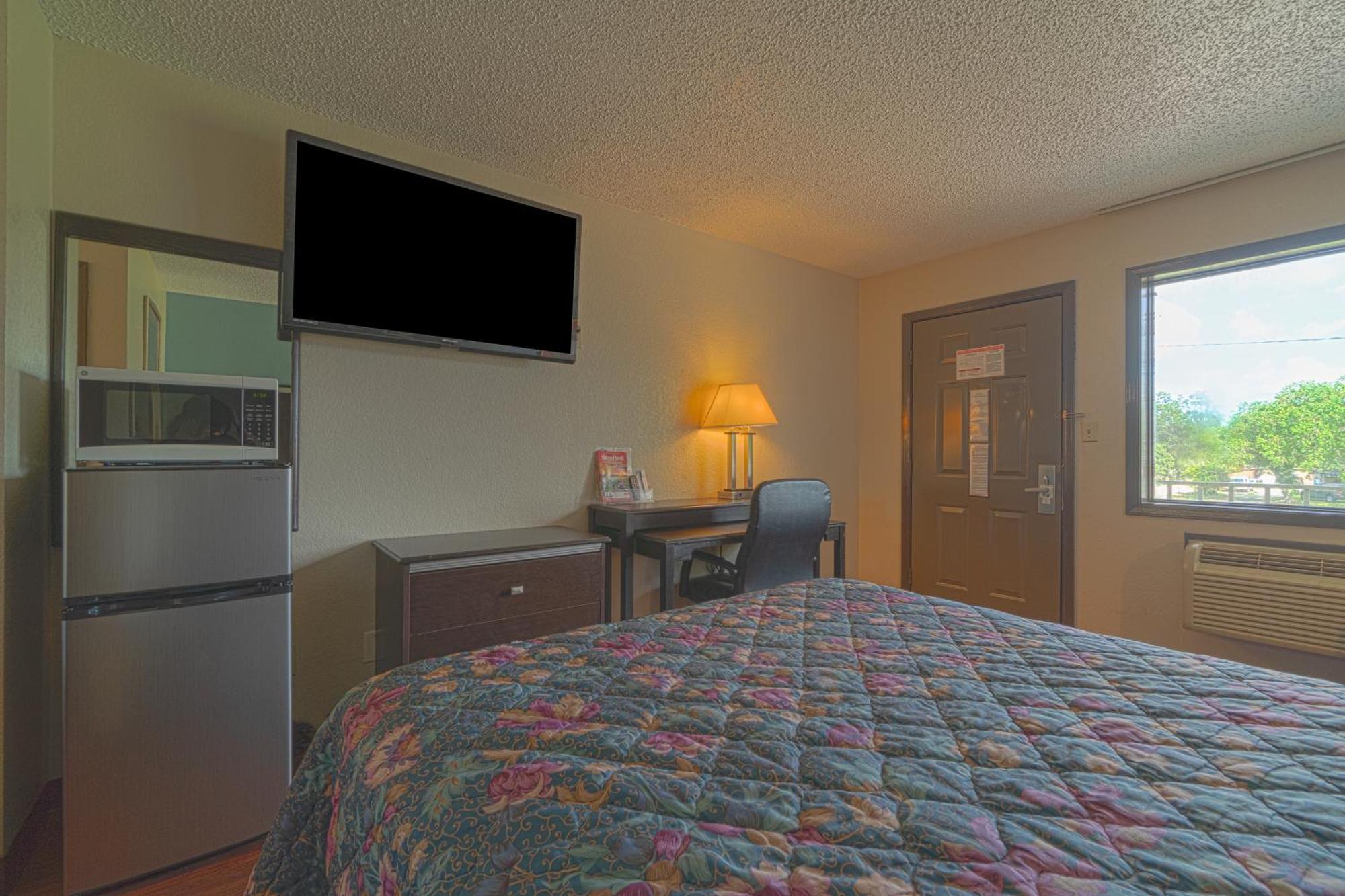Regency Inn & Suites By Oyo Bay City Tx Екстер'єр фото