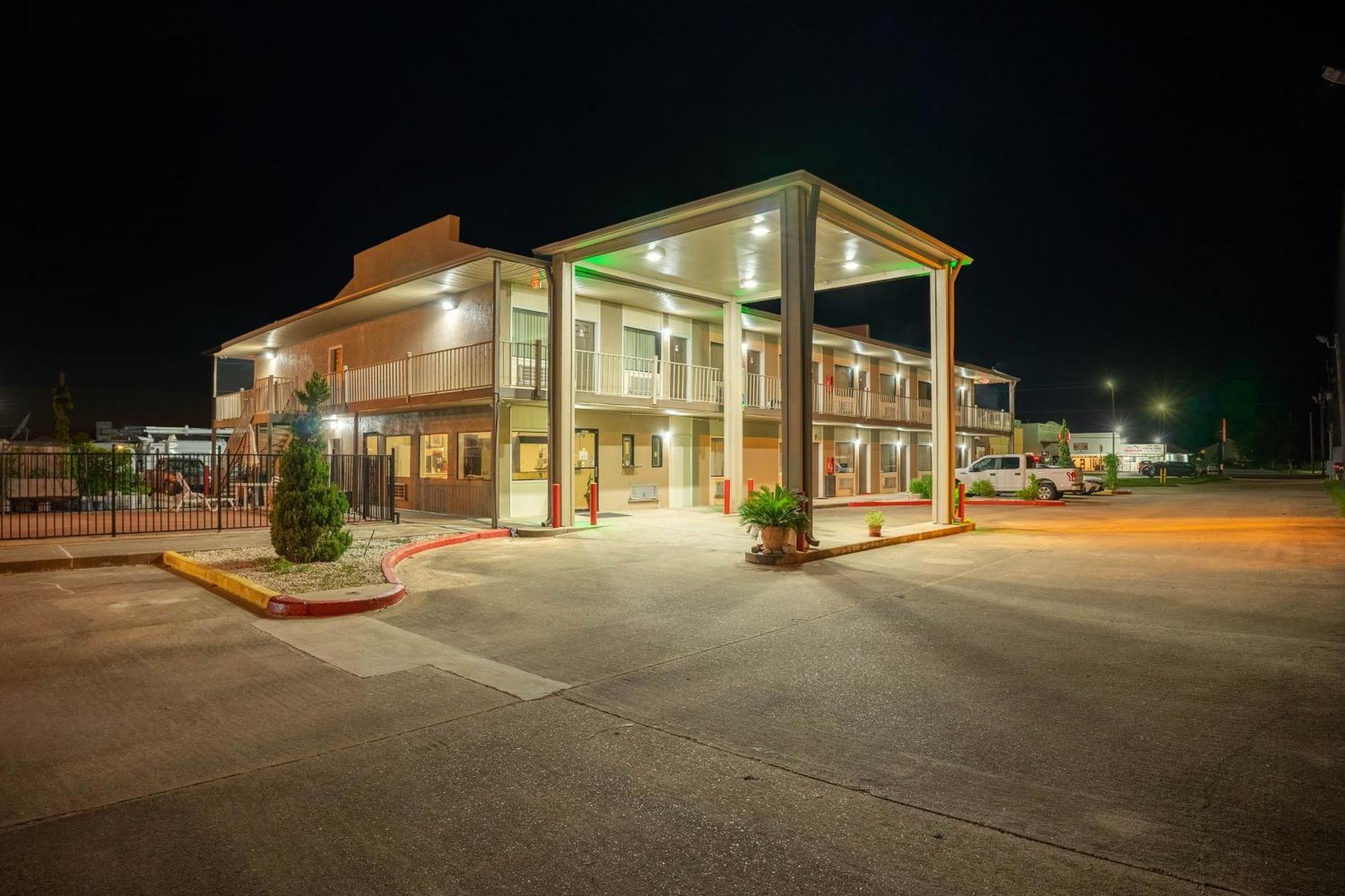 Regency Inn & Suites By Oyo Bay City Tx Екстер'єр фото
