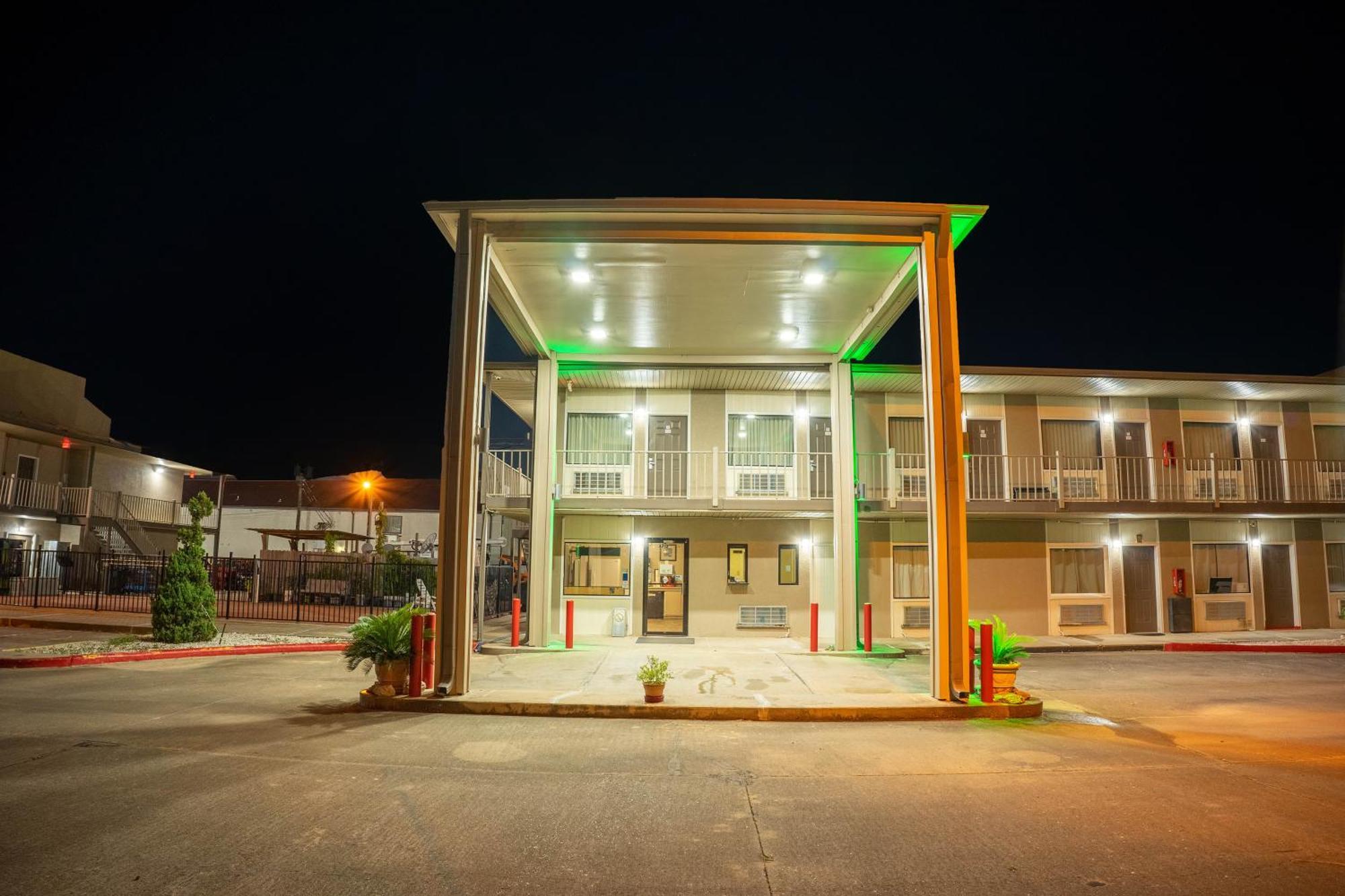 Regency Inn & Suites By Oyo Bay City Tx Екстер'єр фото