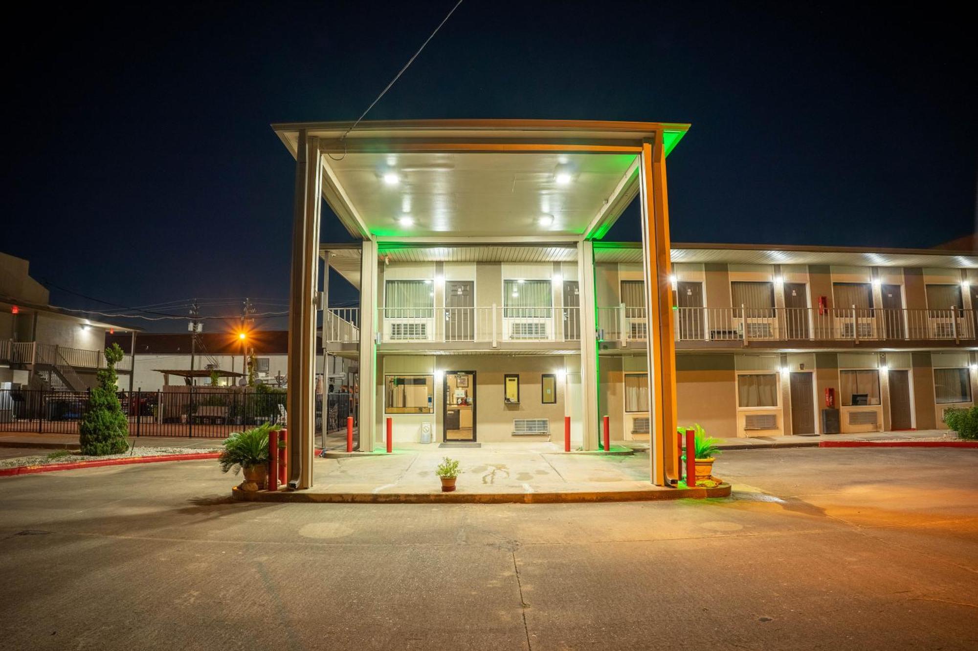 Regency Inn & Suites By Oyo Bay City Tx Екстер'єр фото