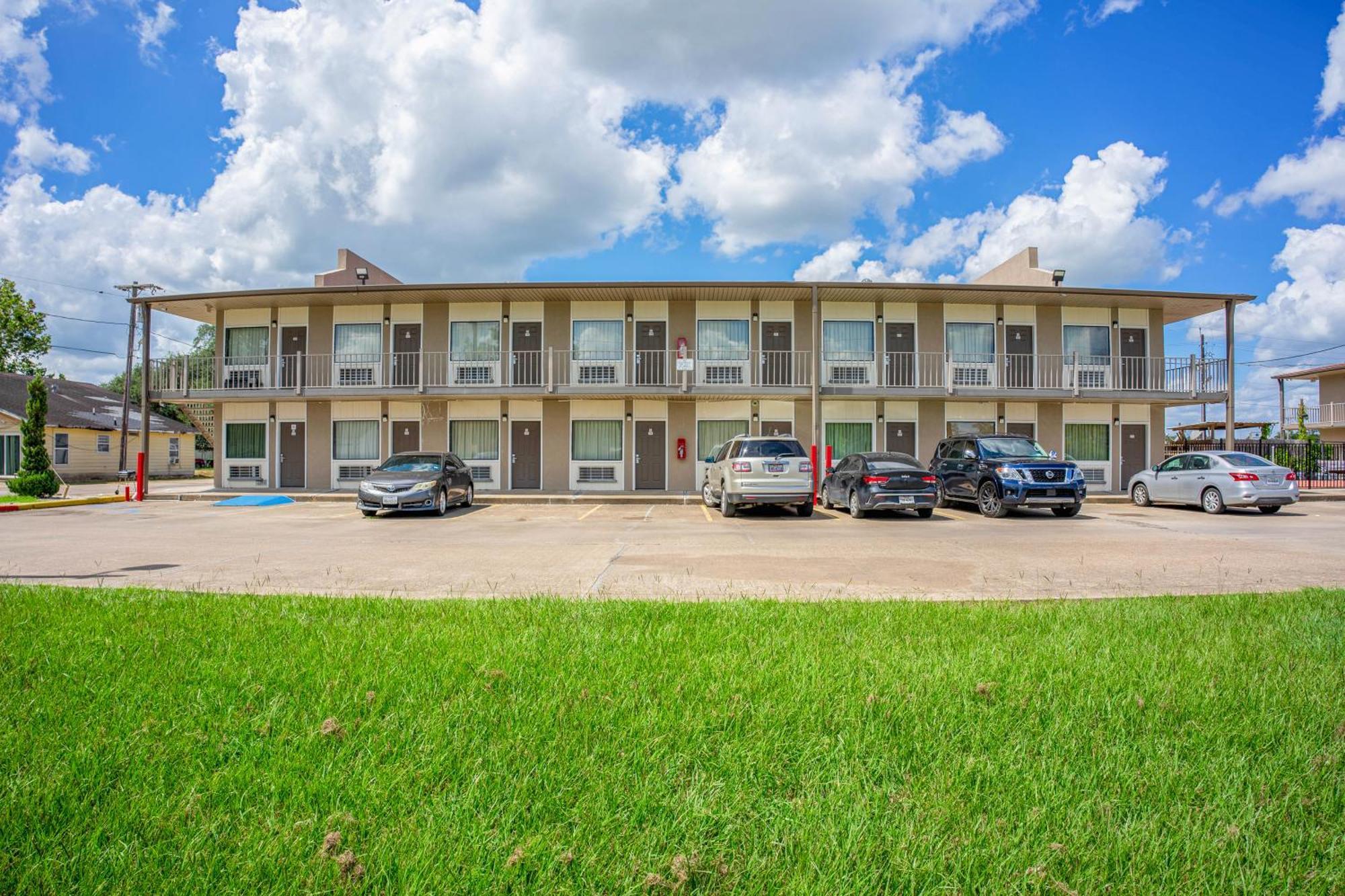 Regency Inn & Suites By Oyo Bay City Tx Екстер'єр фото