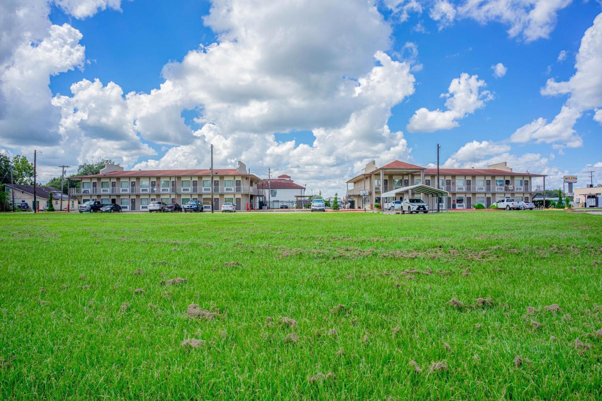 Regency Inn & Suites By Oyo Bay City Tx Екстер'єр фото